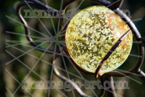 Glaskugel in Metallblume