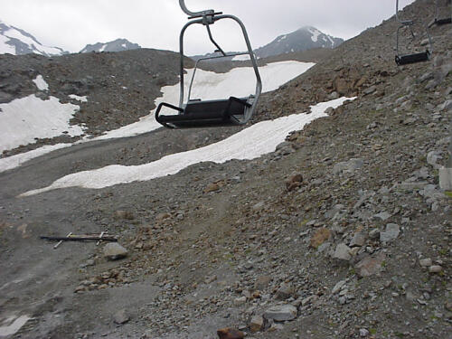 Mit der Seilbahn über Schneefelder.