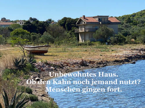 Unbewohntes Haus.   Ob den Kahn noch jemand nutzt?   Menschen gingen fort.   