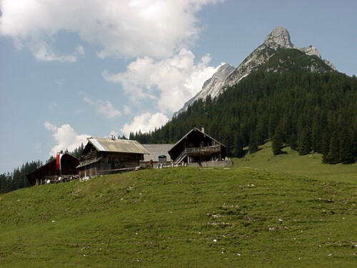 Eine Alm in den Wolken.